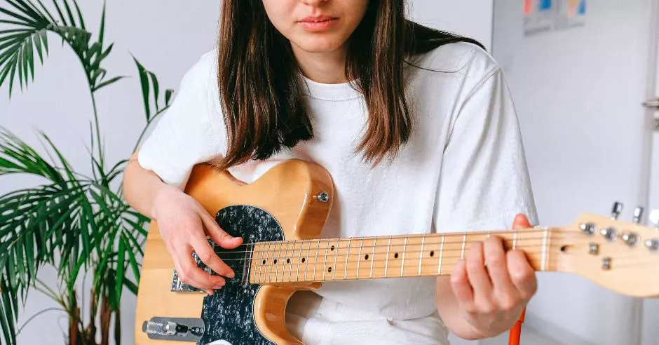 Mergina-groja-gitara