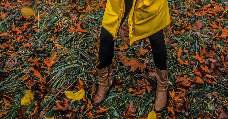Moteris su batais rudenį