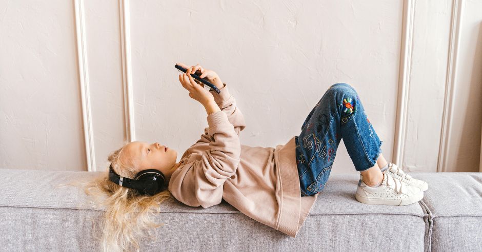 Mergaitė su telefonu
