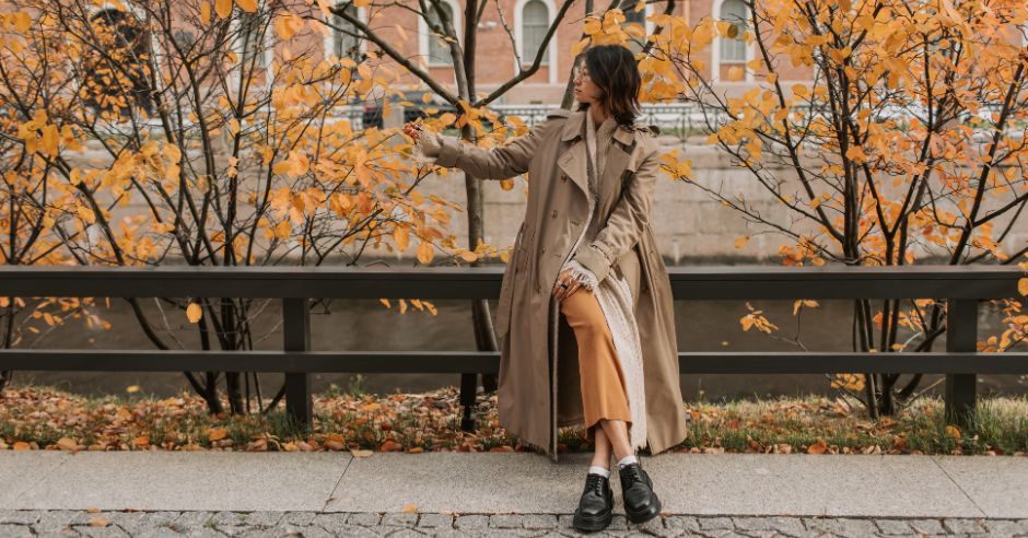Mergina su rudeniška apranga ir batais