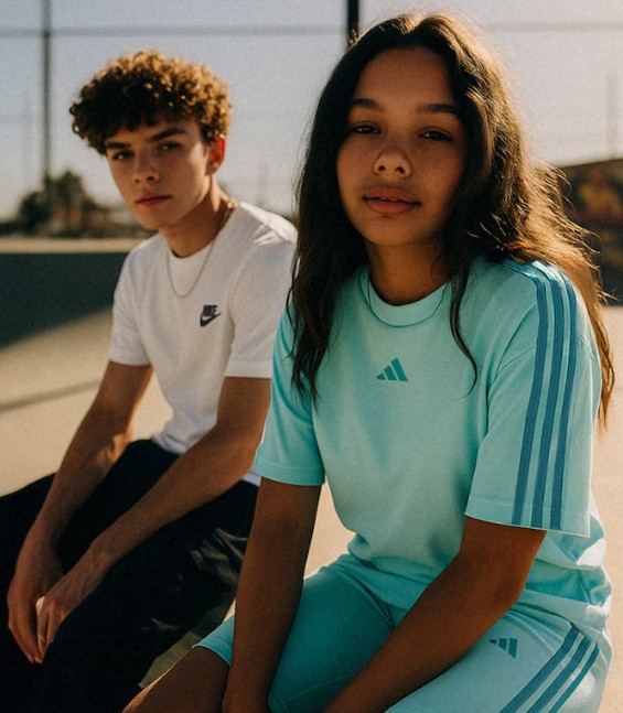 Paaugliai su sportine apranga