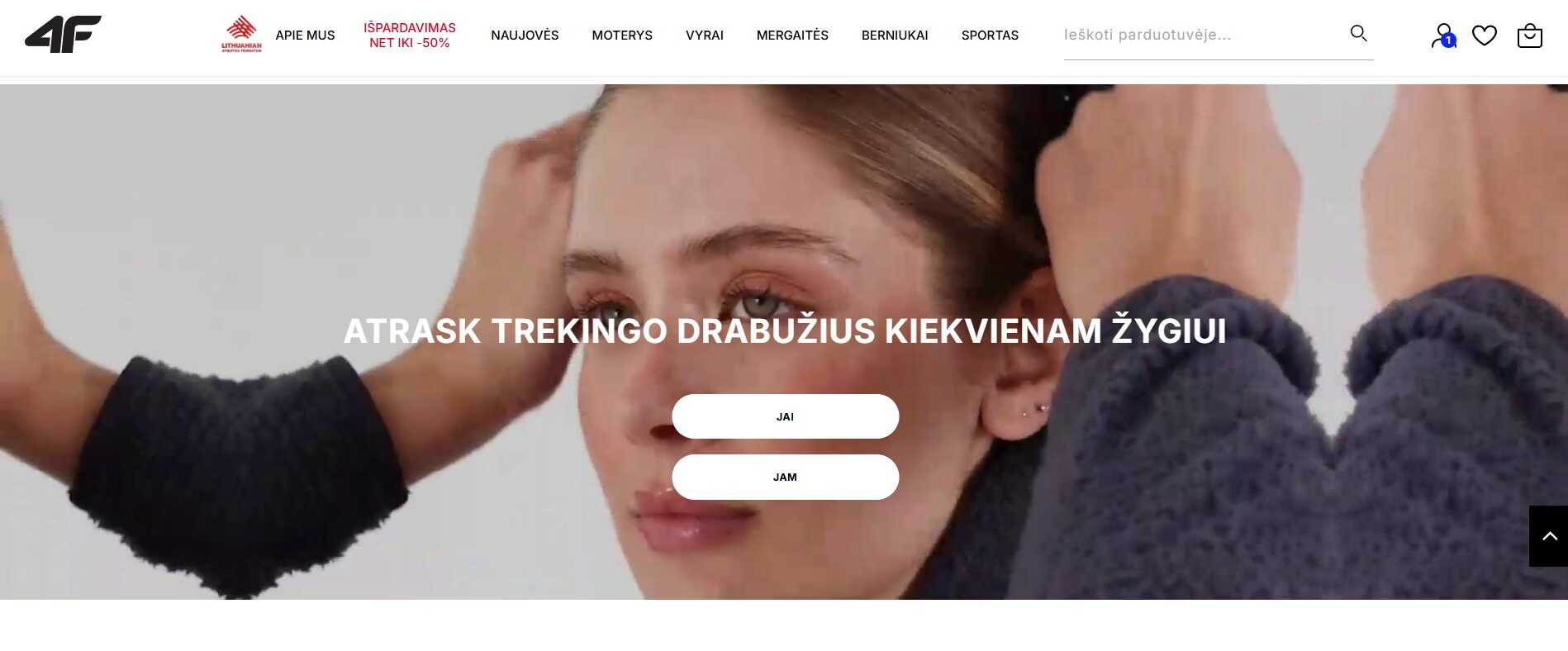 Mergina su sportiniais drabužiais