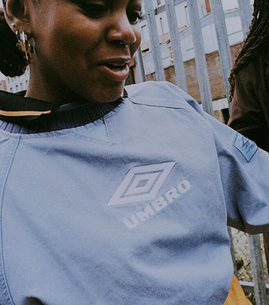 Mergina su sportine apranga