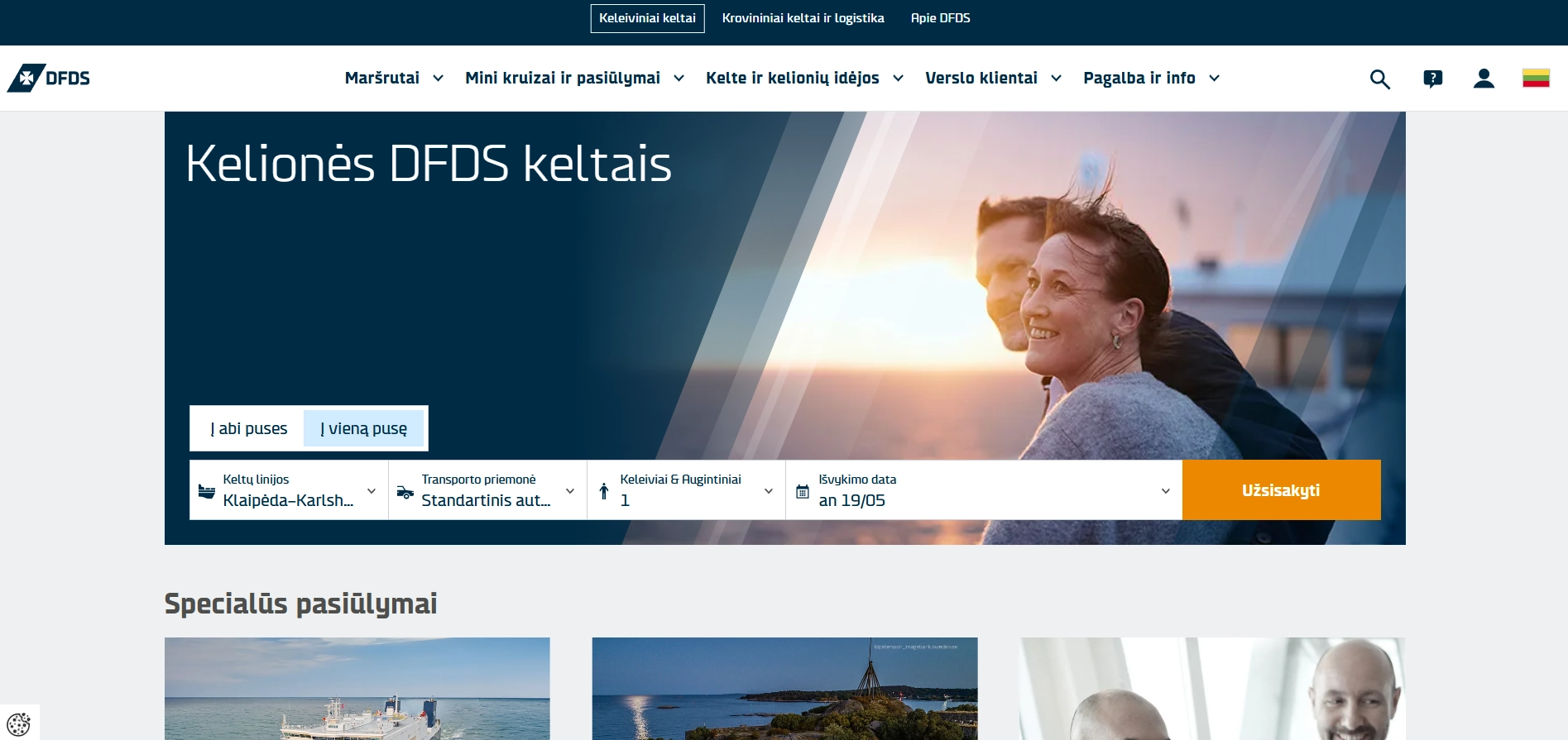 Žmonės keliauja keltu
