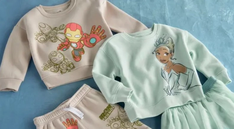 Vaikiški drabužiai ant lovos